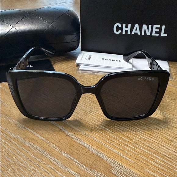 CHANEL Black & Gold Oversized Sunglasses - Picture 2 of 5
